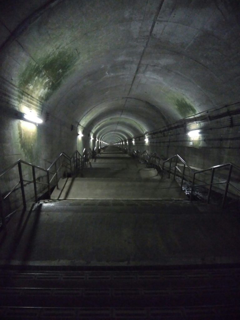 土合駅地下階段、下り