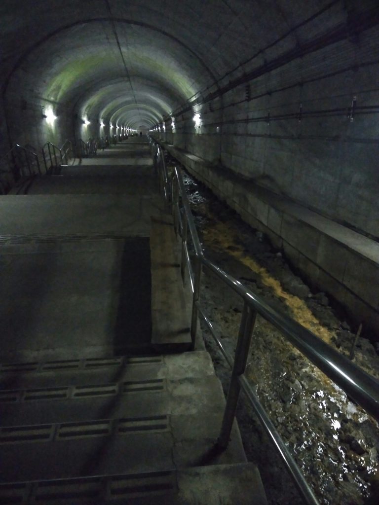 土合駅地下階段下り、階段脇のスペース