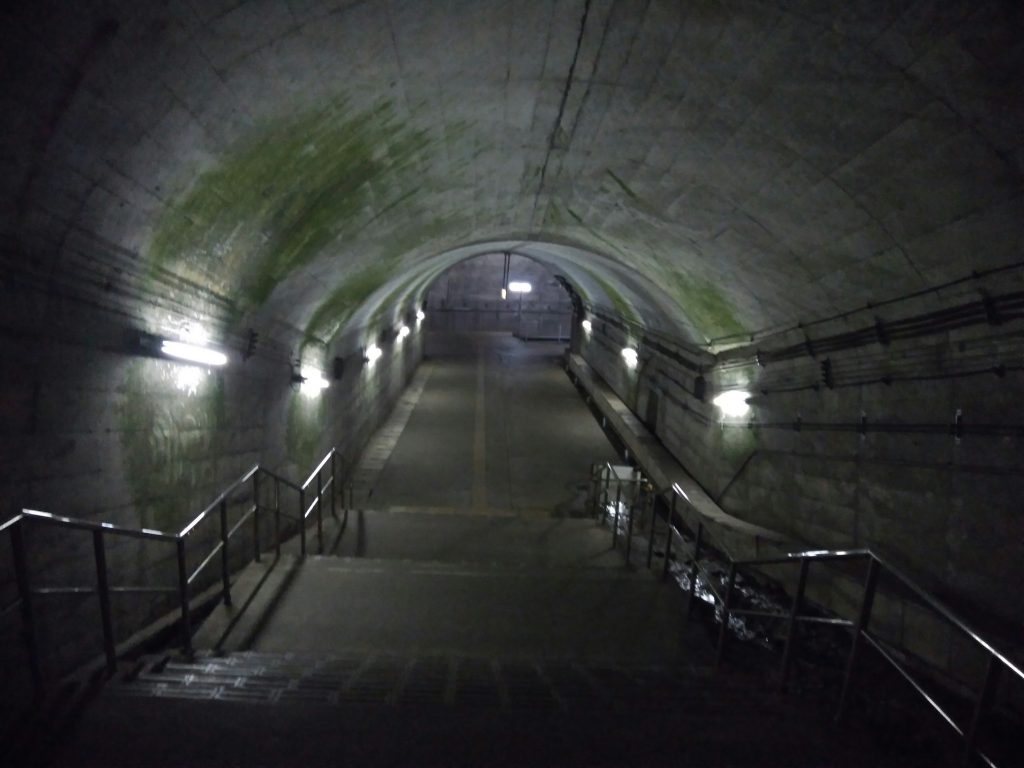 土合駅地下階段、下り終点