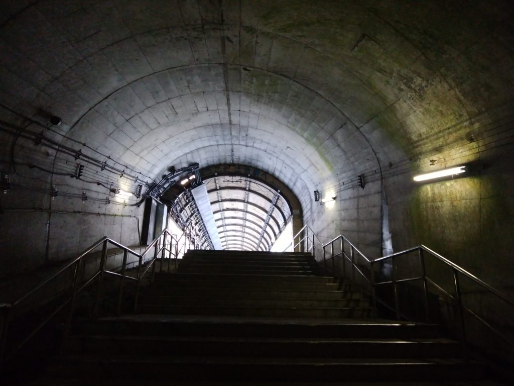 土合駅地下階段、上り